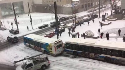 O primeiro dia de neve no Canadá tem mais acidentes do que o esperado
