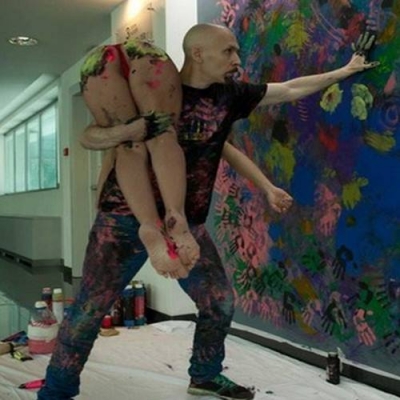 Artista russo usa mulheres nuas como pincéis para criar obras de arte