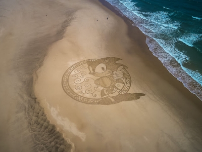 Artista cria desenhos enormes na areia da praia