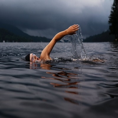 Nadar e tomar banho em água fria realmente faz bem para a saúde?
