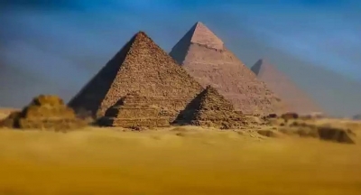 Existem muitas pirâmides escondidas na areia. Por que não são escavadas?
