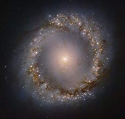 Veja o “coração exposto” de uma galáxia a 45 milhões de anos-luz da Terra
