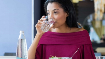 Beber água retarda o envelhecimento e previne doenças