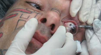 Veja como é feita uma tatuagem no olho bem de perto