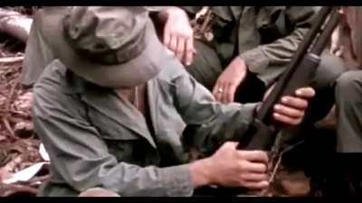 Vídeo mostra como soldados fumavam maconha com uma arma!