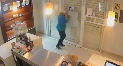 Mulher prende ladrão em loja após assalto fracassado