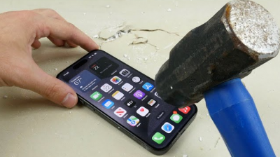 Homem testa iPhone 15 Pro Titanium contra faca e marreta