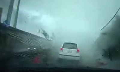 Motorista filma carro sendo atingido por tornado