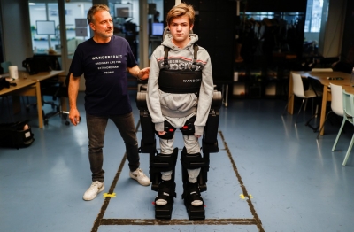 Pai constrÃ³i um exoesqueleto para ajudar filho em cadeira de rodas a andar