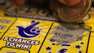 Britânicos ganham prêmio de R$ 30 milhões na loteria e são presos