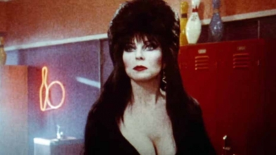 Lembra dela? Atriz do filme ‘Elvira: A Rainha das Trevas’ reaparece aos 71 anos 