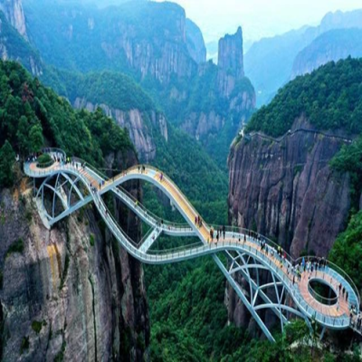 A excêntrica ponte ondulada na China