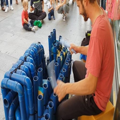 Artista de rua faz show incrível com instrumento de cano de pvc