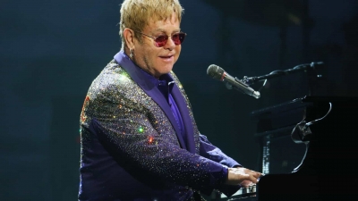 Elton John preocupa fãs ao aparecer em cadeira de rodas antes do Jubileu