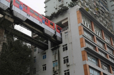Veja o metrô chinês que passa dentro de um prédio residencial