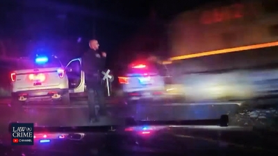 Trem atinge carro da polícia com mulher algemada dentro