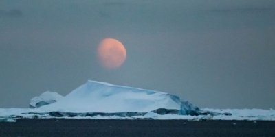 Foto impressionante feita na Antártica mostra o eclipse total da Lua com uma bel