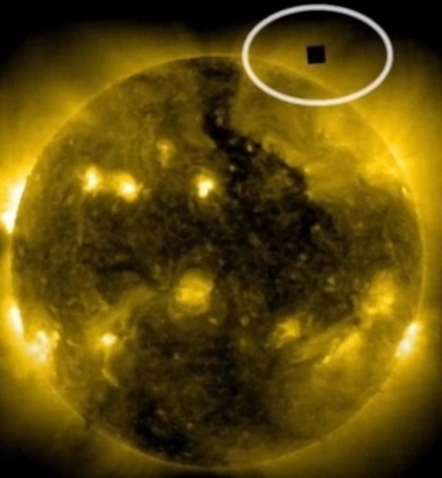 Ovni gigante, em forma de cubo fotografado acima da superfície do Sol.