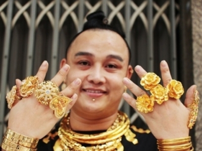 Golden Boy - Homem anda diariamente com vários quilos de jóias de ouro