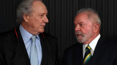 Lula assina aposentadoria de Lewandowski