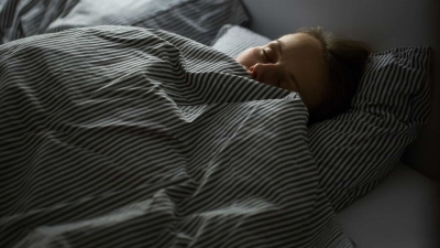 Estudo explica por qual razão deve dormir sempre num quarto escuro
