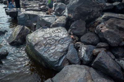 Ruínas de forte e gravuras rupestres encontradas após seca do Rio Solimões