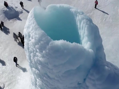 VulcÃ£o de gelo Ãºnico no CazaquistÃ£o atrai turistas de todos os lugares