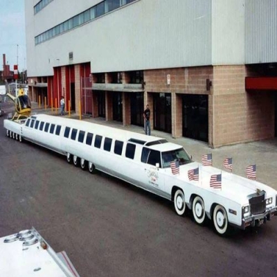 Uma limusine com 26 rodas e 30 metros de comprimento