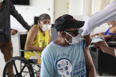 Idosos sendo vacinados no Recife