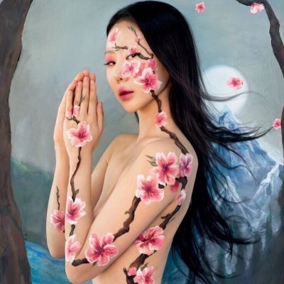 Artista coreana usa o corpo sem roupa para pintar