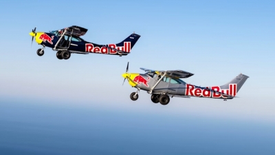 Manobra entre aviões da Red Bull termina em acidente