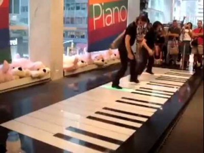 Dançando em um piano gigante de verdade