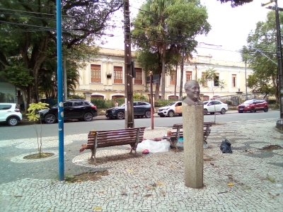 Praça continua abandonada e outras mazelas