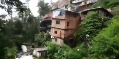 Vídeo mostra casa inteira senda levada por um deslizamento