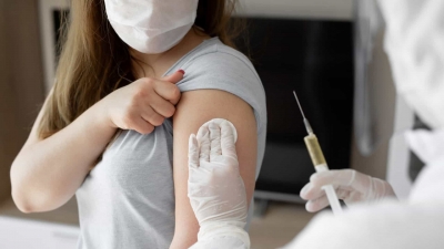 Quase metade dos adultos vacinados contra Covid está com terceira dose atrasada