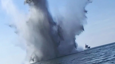 Caçadores de minas explodem uma em mar aberto, veja a explosão