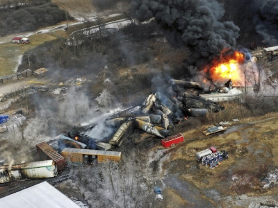 Vídeo mostra resultado tóxico de acidente de trem em Ohio