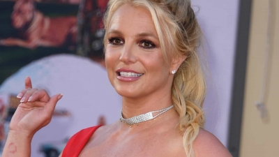 Depois de topless, Britney Spears arrasa de fio dental