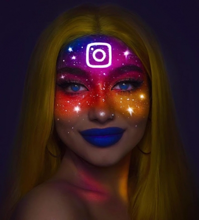 Maquiadora usa seu rosto para fazer pinturas fluorescentes